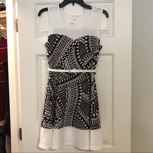 Black & white geometric print belted dress